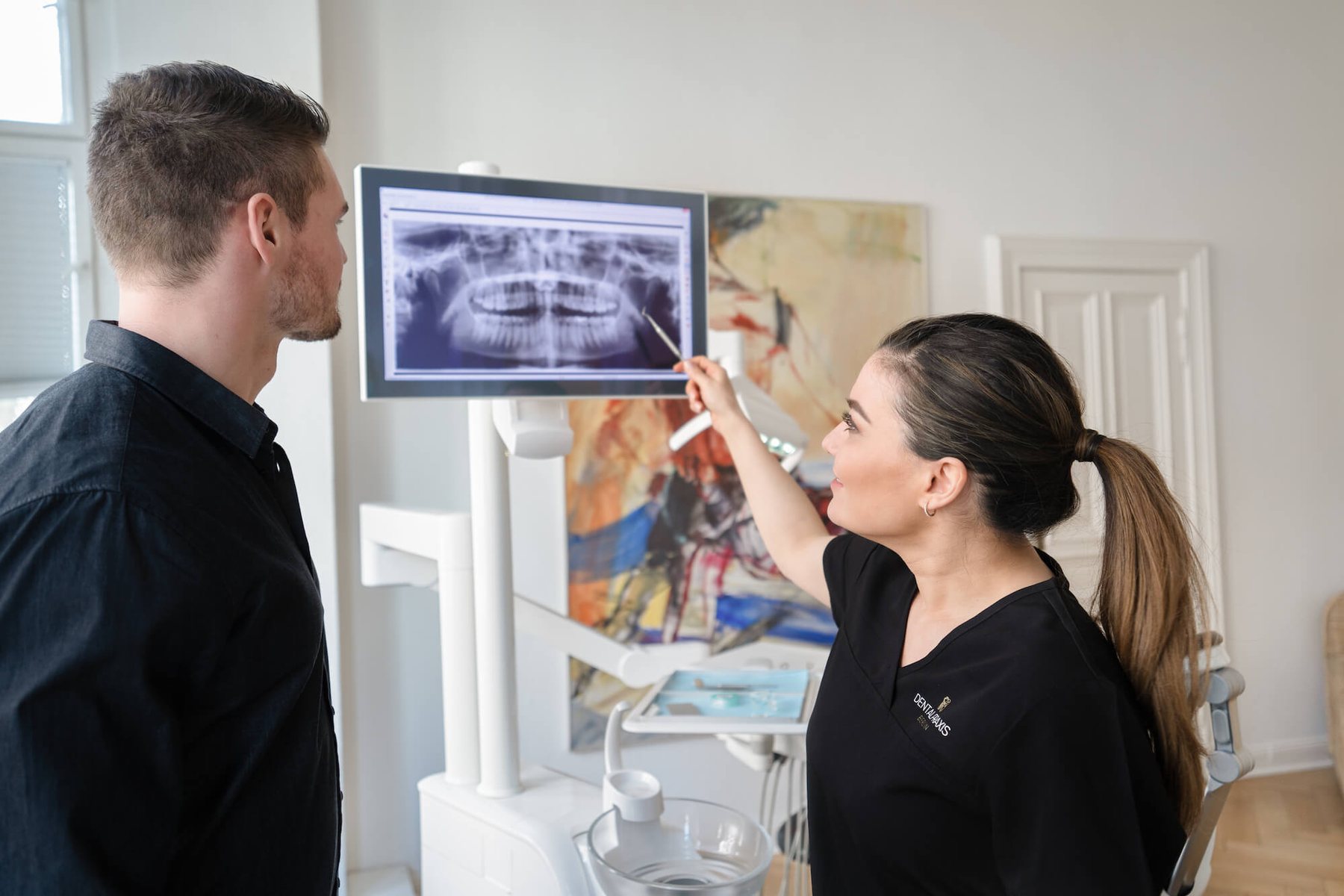 Ausführliche Beratung am digitalen Röntgenbild in der Dentalpraxis Berlin